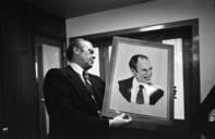 President_Ford_examines_a_wood_portrait_-_NARA_-_7160309.jpg