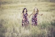 sisters-girls-summer-fun-931131.jpg