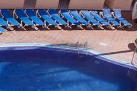 swimming-pool-sun-loungers-rest-571537.jpg