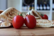 tomatoes-watercress-chopping-board-600073.jpg