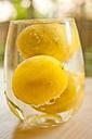 lemons-fruits-water-yellow-glass-167056.jpg