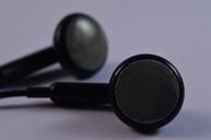 earbuds-headphones-audio-983069.jpg