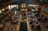 Old_Faithful_Inn,_dining_room.jpg