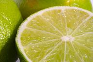 lime-closeup-mat-juicy-vitamins-1392491.jpg