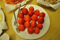 strawberry-snack-dessert-229489.jpg