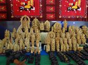 handicrafts-stall-carved-figures-724115.jpg