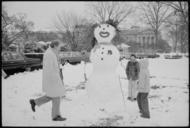 President_Carter_views_snowman_built_by_Amy_Carter_and_her_friends._-_NARA_-_177590.tif