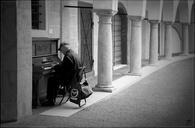 piano-player-piano-man-street-484805.jpg