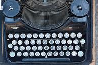 typewriter-travel-typewriter-795090.jpg