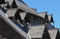 Old_Faithful_Inn,_close-up_of_the_Inn_windows.jpg