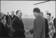 President_Nixon_shakes_hands_with_Mayor_Richard_Daley_on_his_arrival_in_Chicago,_Illinois_-_NARA_-_194669.tif