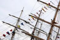 mast-the-sky-is-gray-flags-574296.jpg