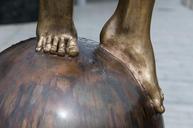 bydgoszcz-feet-fingers-gold-sphere-700128.jpg