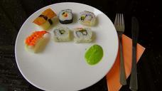 sushi-food-fish-japanese-plate-77369.jpg