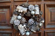 wreath-cones-decoration-door-657835.jpg