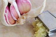 garlic-garlic-press-spice-tuber-635384.jpg