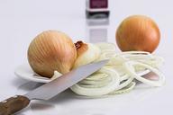 onion-slice-knife-food-ingredient-647525.jpg