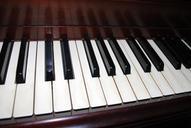 piano-keys-music-instrument-580197.jpg