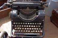 typewriter-travel-typewriter-465390.jpg