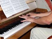 piano-keys-music-instrument-540816.jpg