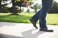 walking-sidewalk-shoes-jeans-pants-926674.jpg