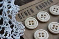 brocante-old-buttons-crochet-lace-600012.jpg