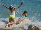 summer-fun-splashing-waves-beach-644425.jpg