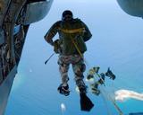 parachute-skydiving-parachuting-704398.jpg