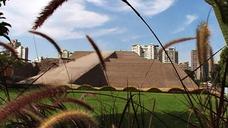 Huaca_en_Miraflores,_Lima,_Perú.jpg