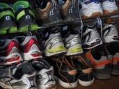 shoes-shoe-shelf-running-shoes-592773.jpg