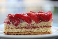 strawberry-sections-strawberry-cake-355072.jpg