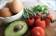 avocado-tomato-eggs-lunch-1386740.jpg