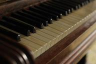 piano-antique-music-instrument-354624.jpg