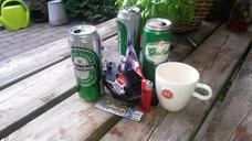 beer-cans-garden-table-unordnug-444781.jpg