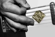 guitar-strings-fingers-music-620355.jpg