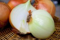 onion-half-raw-food-close-1144620.jpg