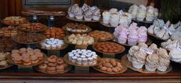 sweets-bakery-shop-window-887722.jpg