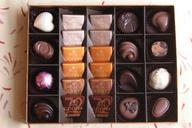 chocolates-pralines-box-godiva-566200.jpg