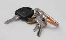 key-auto-snap-hook-door-key-vw-890325.jpg