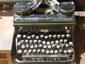 typewriter-vintage-1375319.jpg