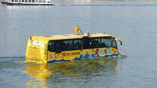 bus-tourists-danube-budapest-water-1018329.jpg