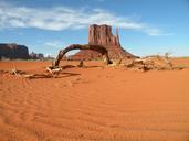 monument-valley-desert-trunk-876350.jpg