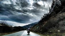 road-racing-cloudy-day-dark-clouds-563957.jpg