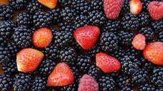 blackberries-strawberries-soft-fruit-1608456.jpg