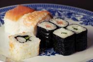 sushi-maki-rolls-rice-fish-salmon-926122.jpg