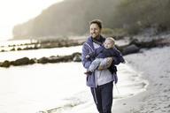 dad-boy-beach-walk-love-family-1125002.jpg