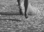 run-feet-sea-493336.jpg