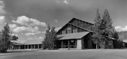 Old_Faithful_Lodge_cropped.jpg