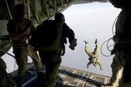 parachute-skydiving-parachuting-704403.jpg