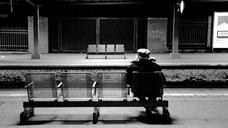 train-station-the-old-man-bench-652999.jpg